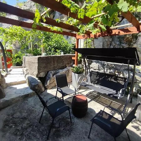 Old House Lapis- Pool, Hot Tub, Bbq 度假居 Zadvarje